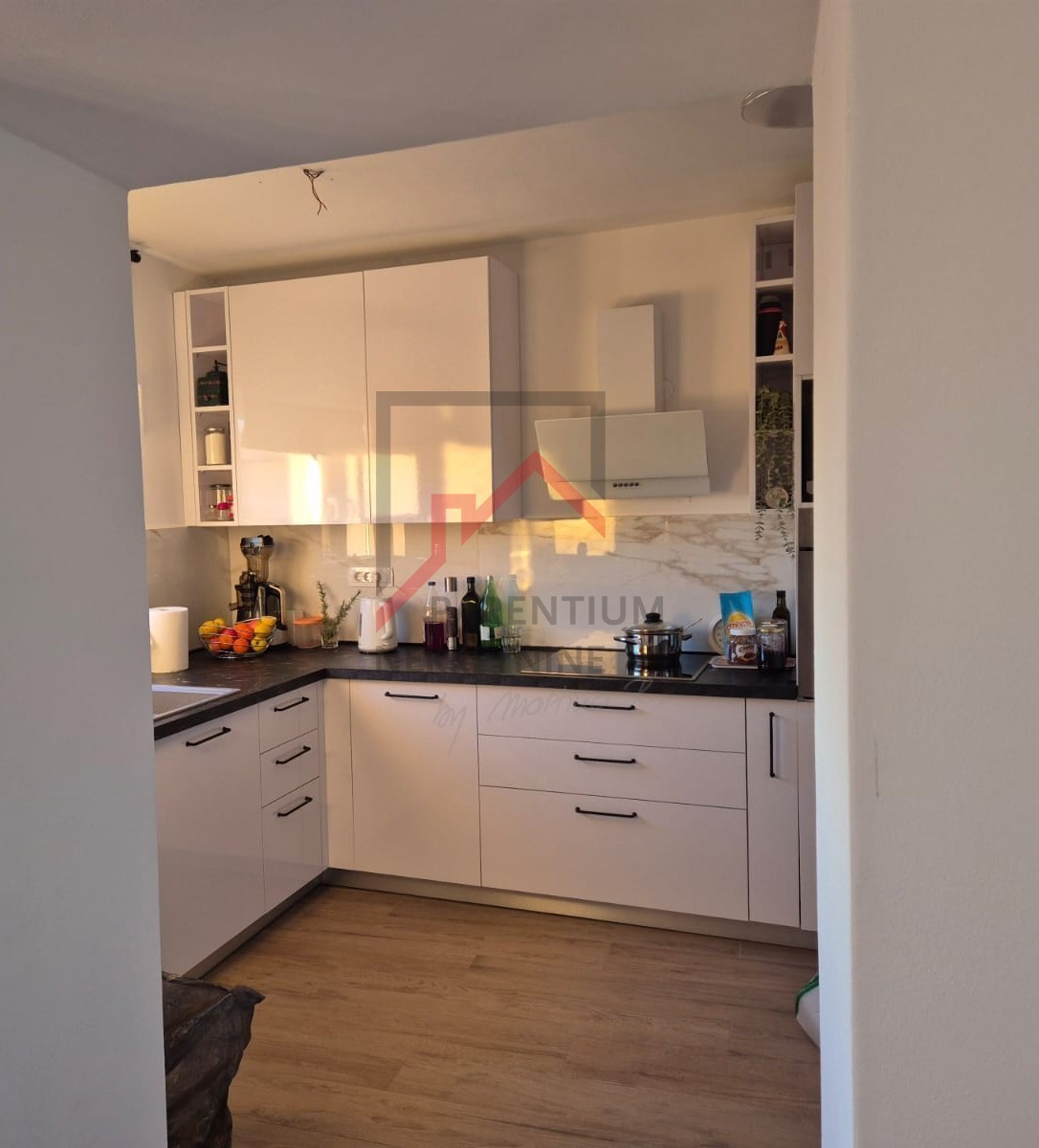 Obnovljena kamnita hiša v treh nadstropjih z dvoriščem in parkirnim mestom