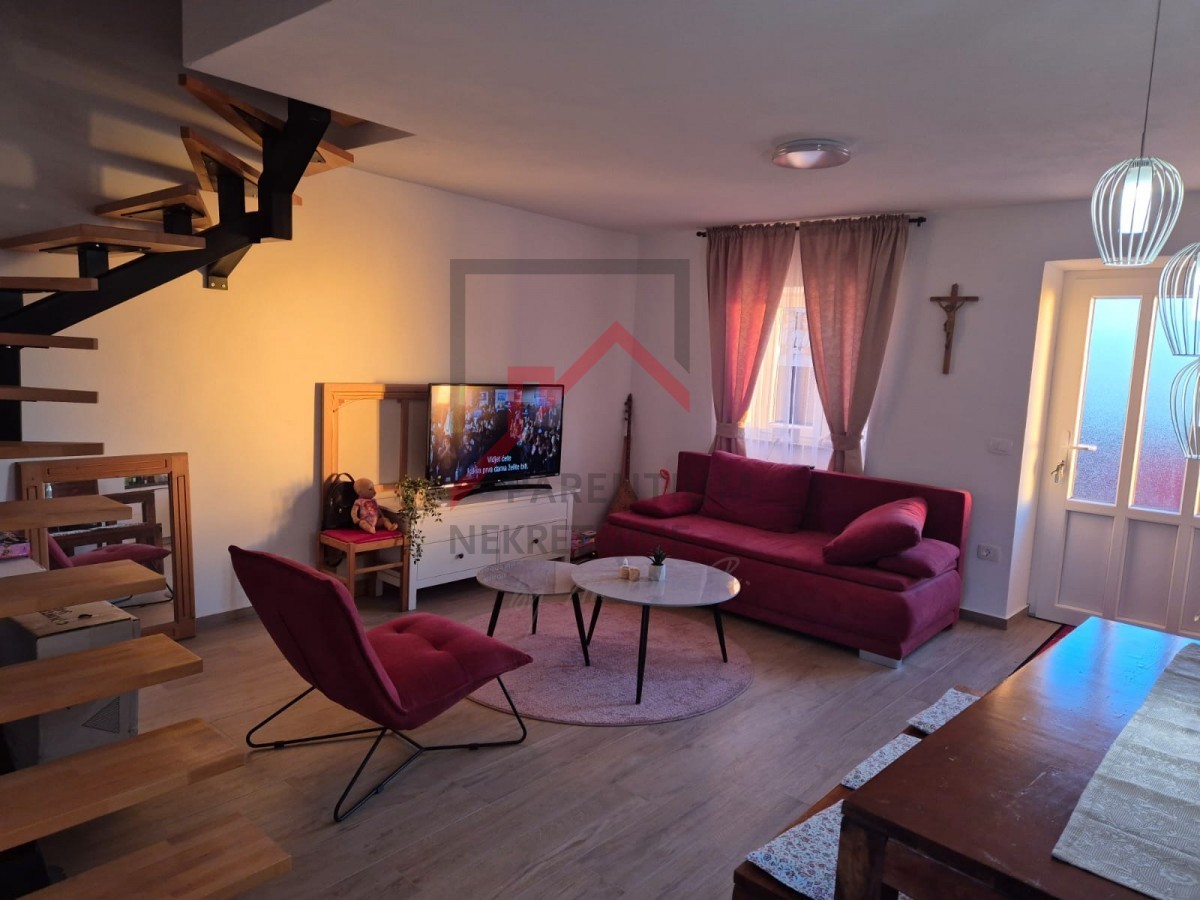 Obnovljena kamnita hiša v treh nadstropjih z dvoriščem in parkirnim mestom