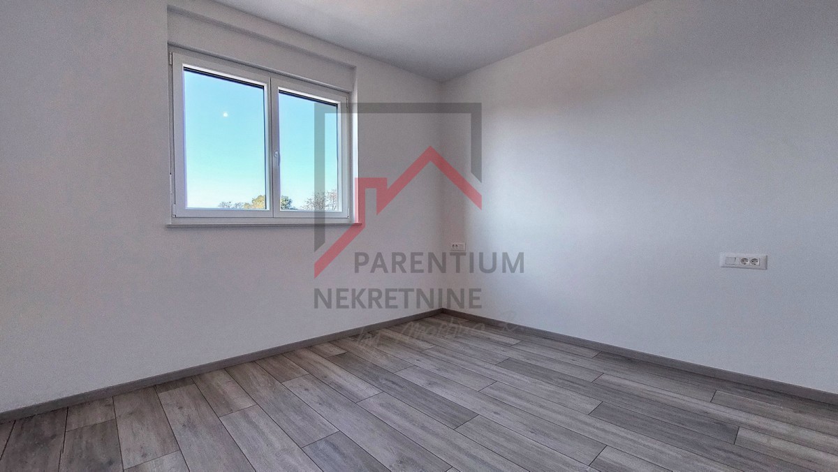 Poreč, okolica, stanovanje z dvema spalnicama, 2 parkirnima mestoma in pogledom na morje