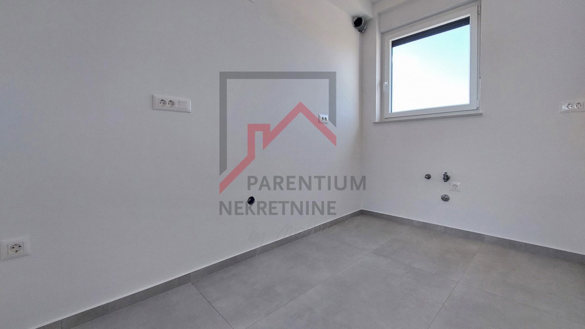 Poreč, okolica, stanovanje z dvema spalnicama, 2 parkirnima mestoma in pogledom na morje