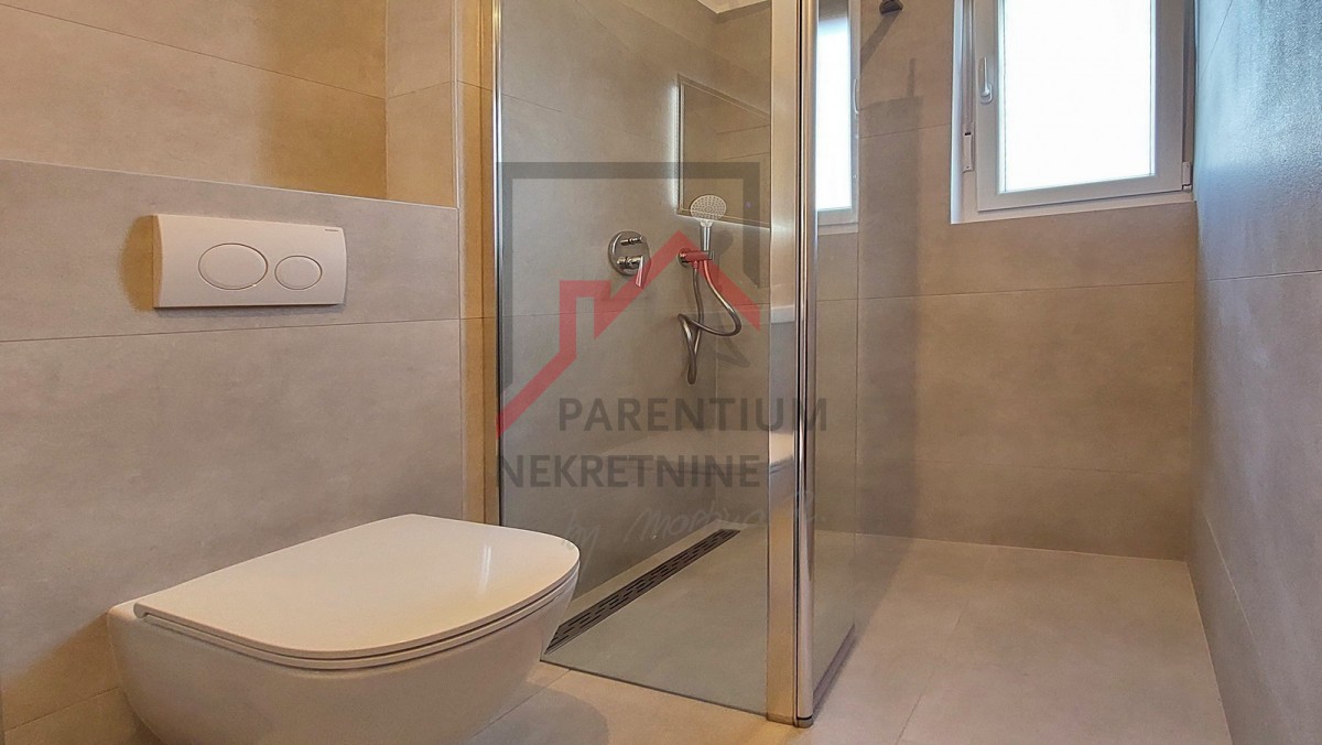 Poreč, okolica, stanovanje z dvema spalnicama, 2 parkirnima mestoma in pogledom na morje