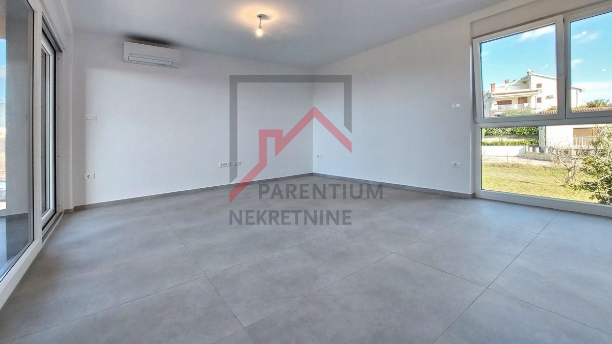 Poreč, okolica, stanovanje z dvema spalnicama, 2 parkirnima mestoma in pogledom na morje