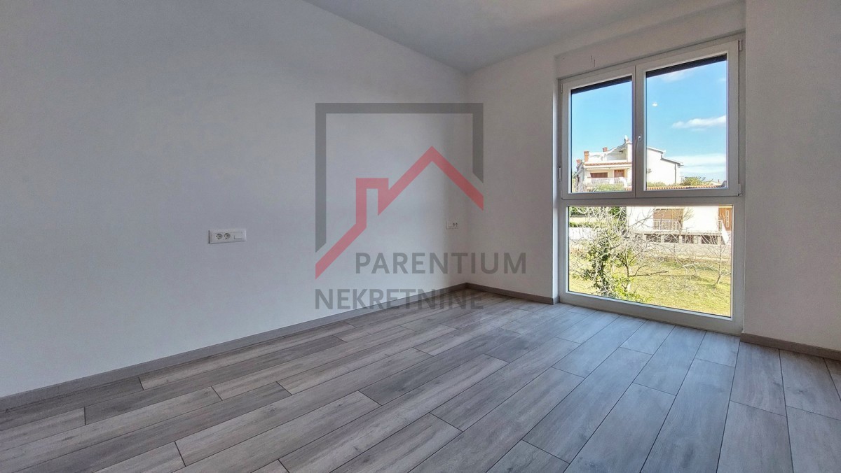 Poreč, okolica, stanovanje z dvema spalnicama, 2 parkirnima mestoma in pogledom na morje