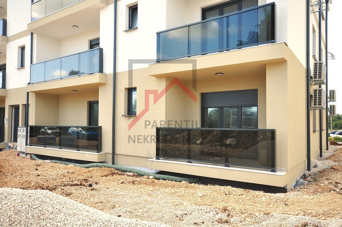 Poreč, okolica, prostorno dvosobno stanovanje v pritličju!