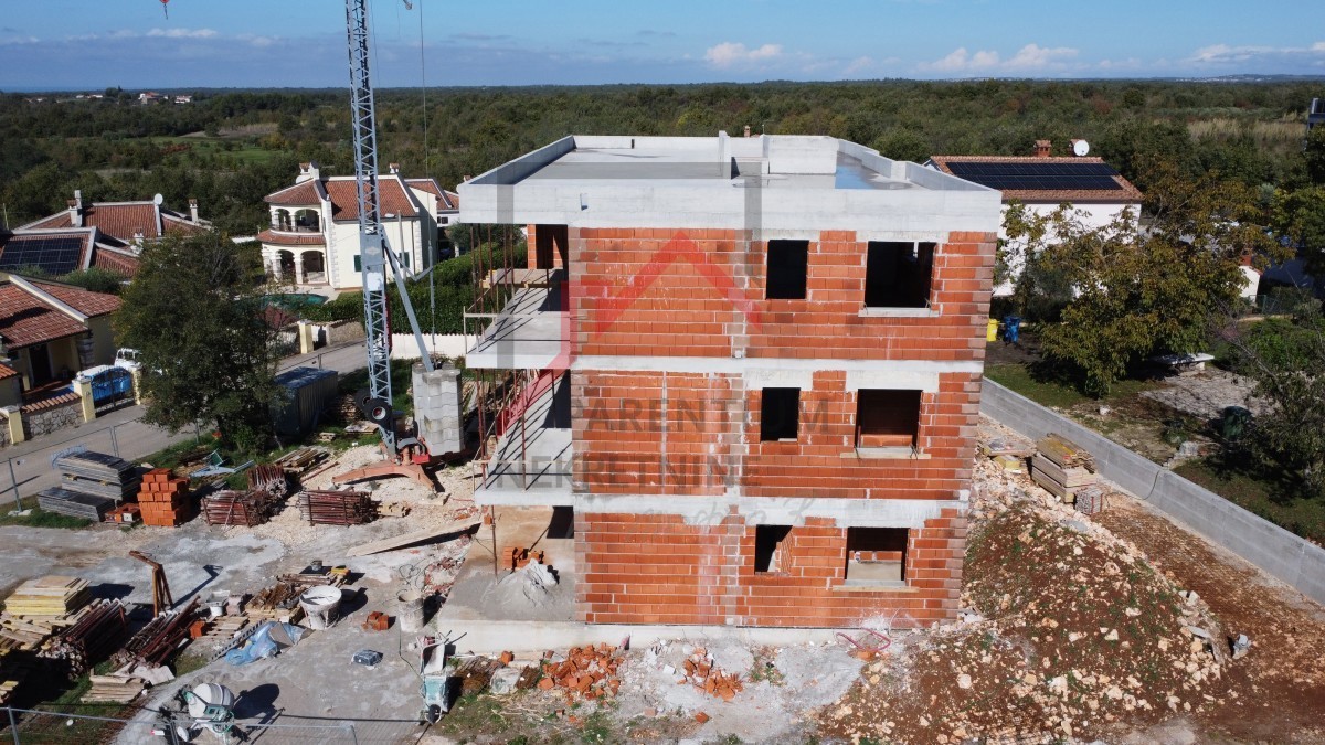 Kakovostna novogradnja s pogledom na morje in veliko teraso na mirni lokaciji