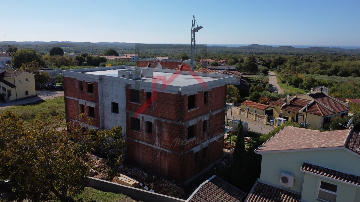 Kakovostna novogradnja s pogledom na morje in veliko teraso na mirni lokaciji