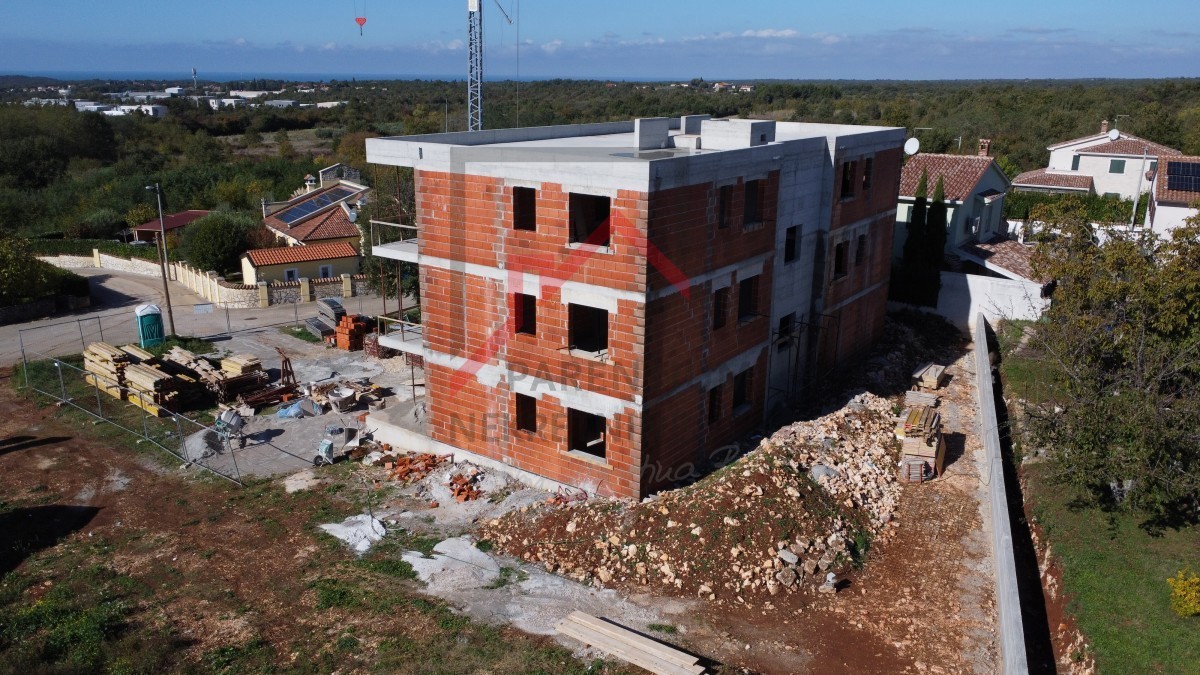 Kakovostna novogradnja s pogledom na morje in veliko teraso na mirni lokaciji