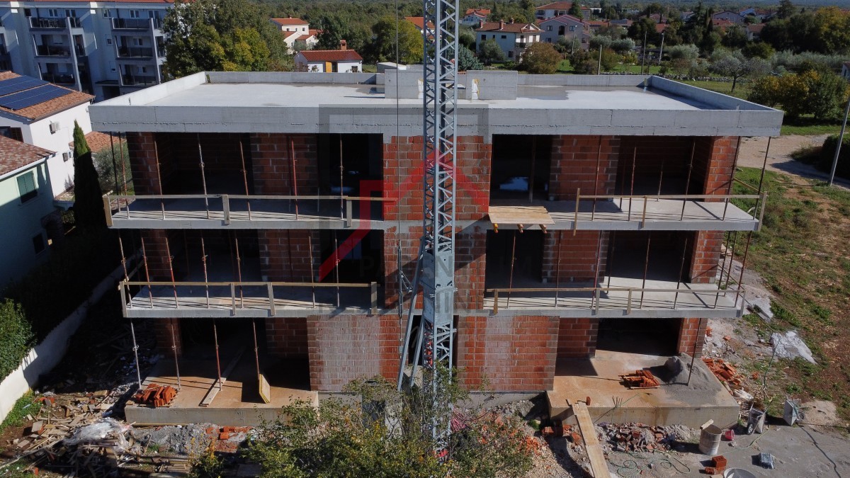 Kakovostna novogradnja s pogledom na morje in veliko teraso na mirni lokaciji