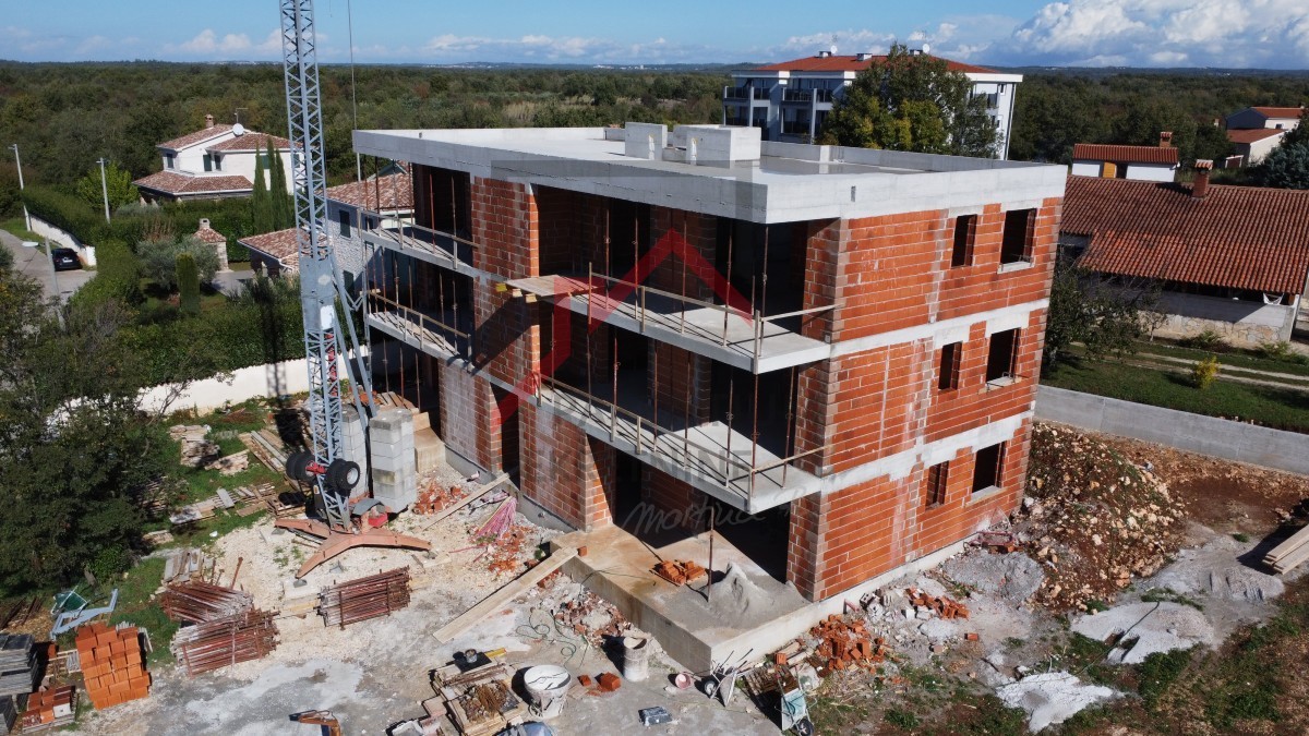 Kakovostna novogradnja s pogledom na morje in veliko teraso na mirni lokaciji