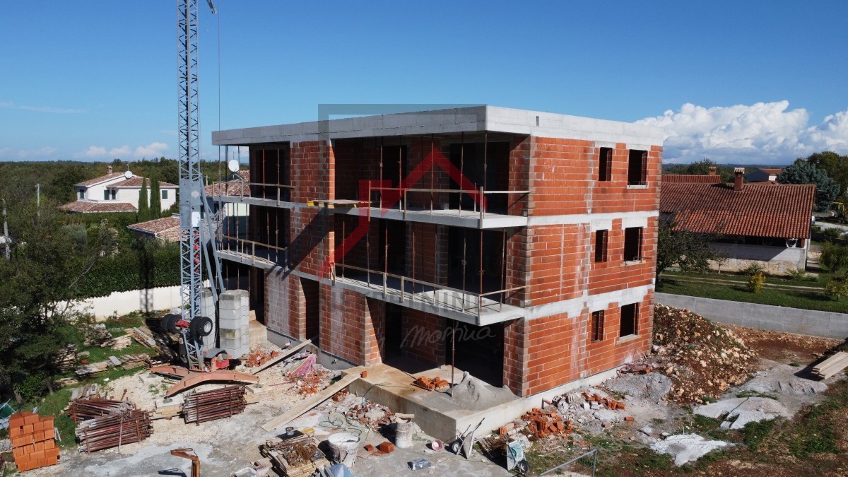 Kakovostna novogradnja s pogledom na morje in veliko teraso na mirni lokaciji