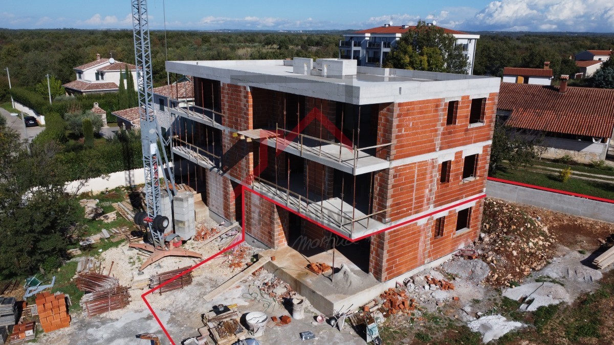 Pritlično stanovanje z dvema spalnicama in velikim dvoriščem