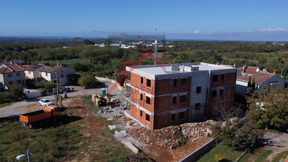 Pritlično stanovanje z dvema spalnicama in velikim dvoriščem