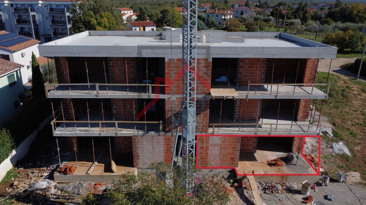 Pritlično stanovanje z dvema spalnicama in velikim dvoriščem