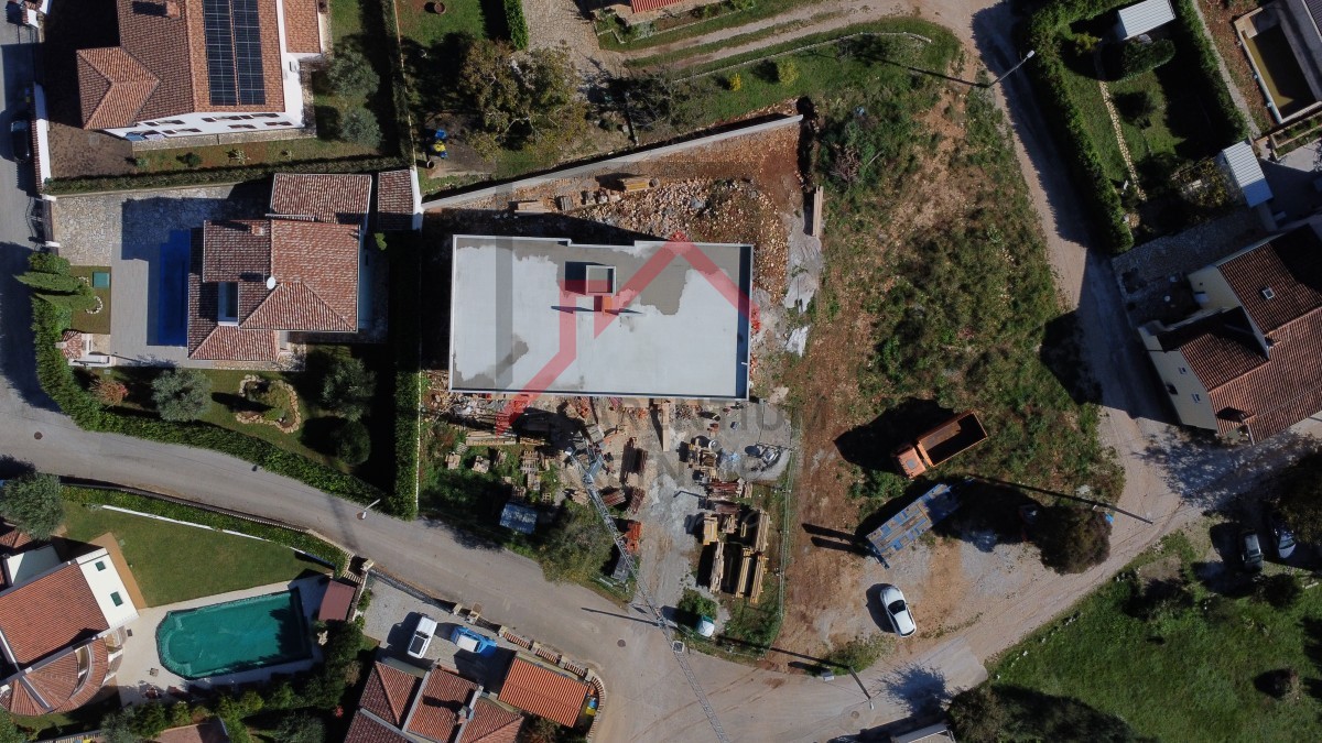 Pritlično stanovanje z dvema spalnicama in velikim dvoriščem