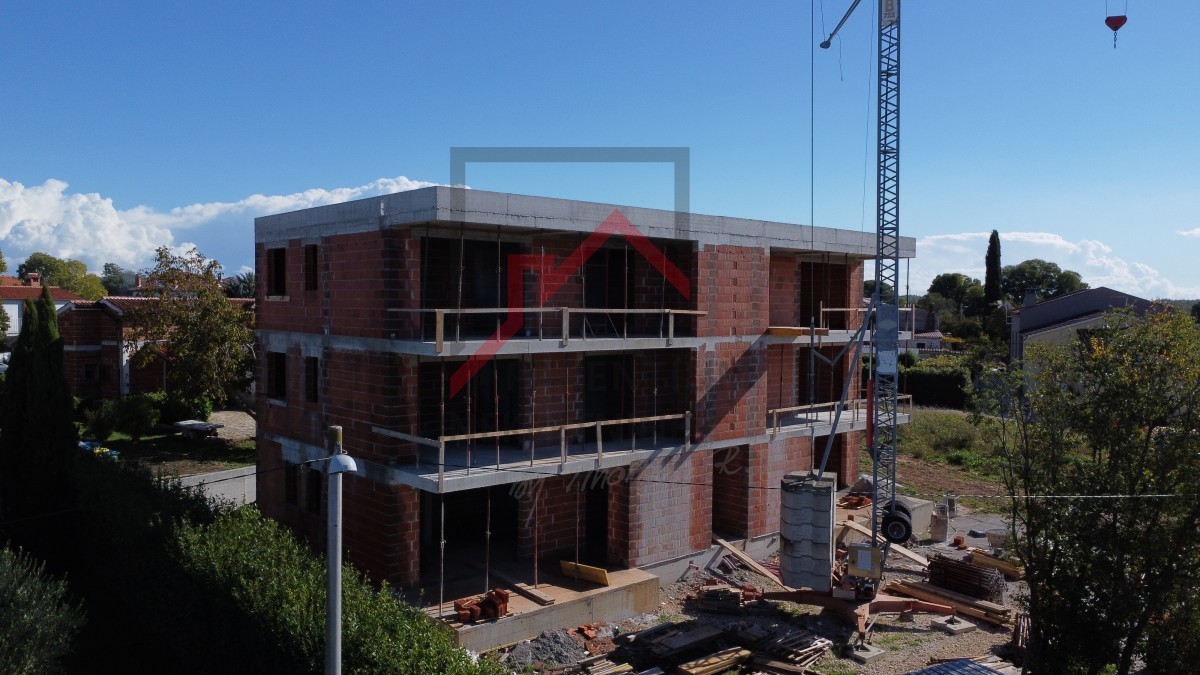 Pritlično stanovanje z dvema spalnicama in velikim dvoriščem