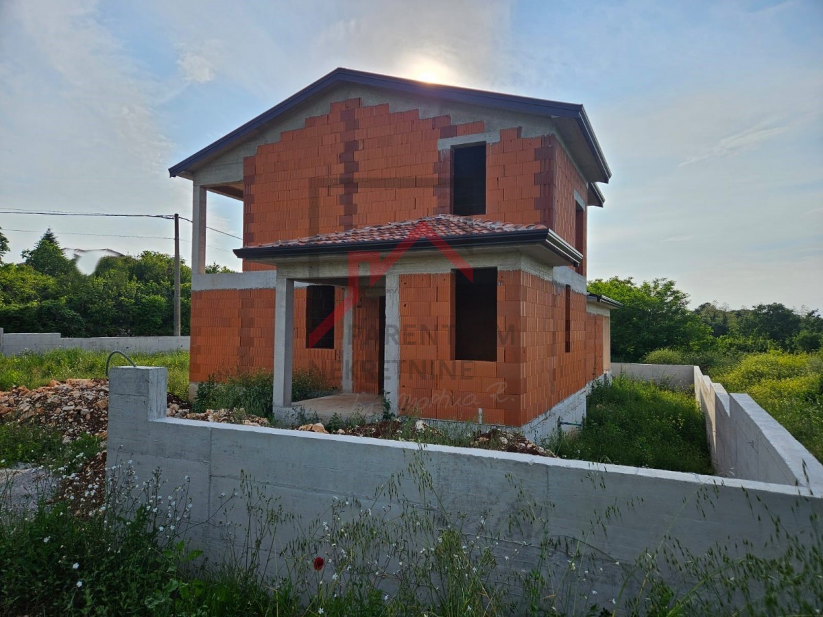 Prodaja hiše na mirni lokaciji - na ključ