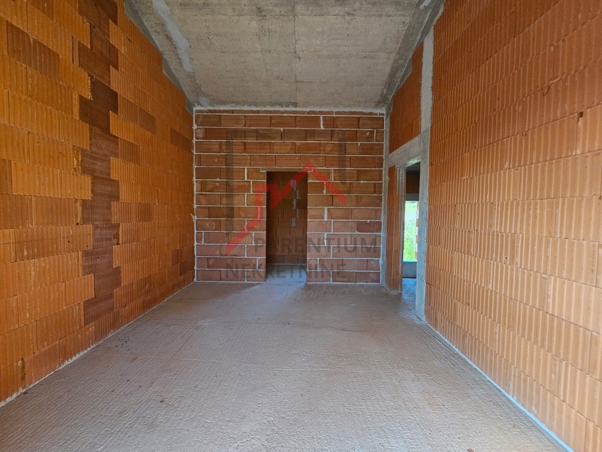Prodaja hiše na mirni lokaciji - na ključ