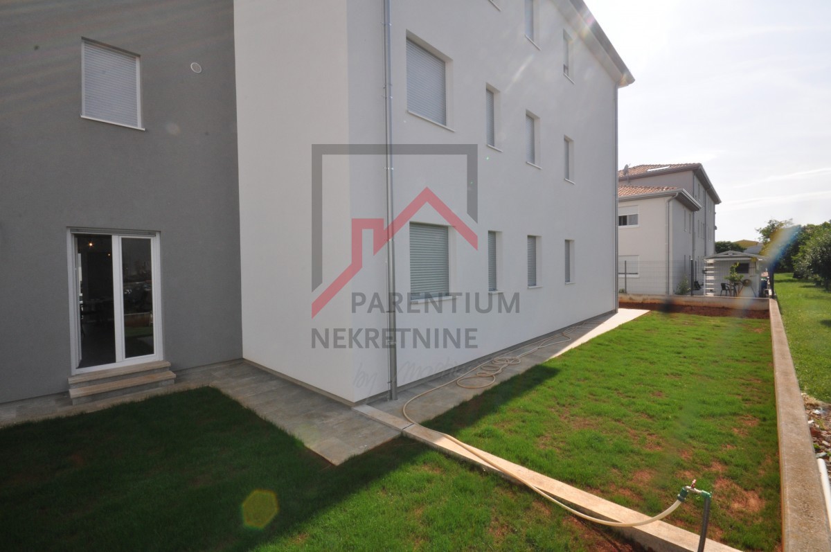 Istra, Poreč - Stanovanje v pritličju z vrtom 80 m² in teraso - 59 m² udobja v novogradnji