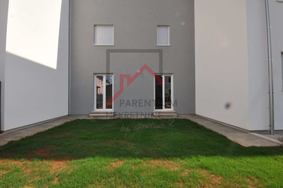 Istra, Poreč - Stanovanje v pritličju z vrtom 80 m² in teraso - 59 m² udobja v novogradnji