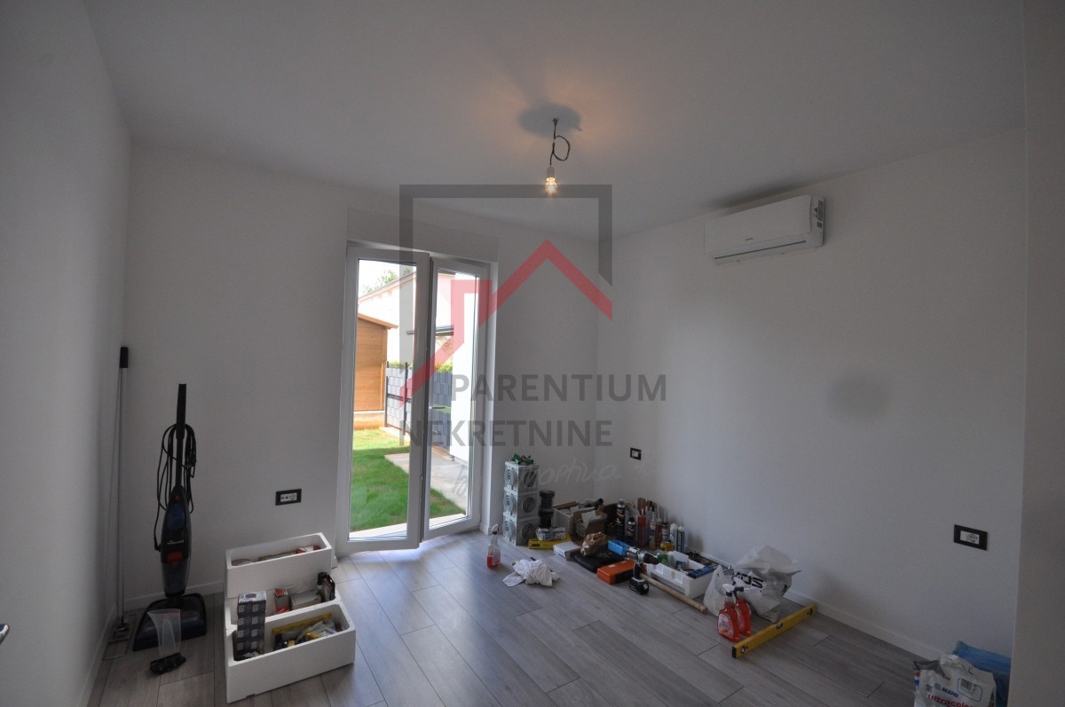 Istra, Poreč - Stanovanje v pritličju z vrtom 80 m² in teraso - 59 m² udobja v novogradnji