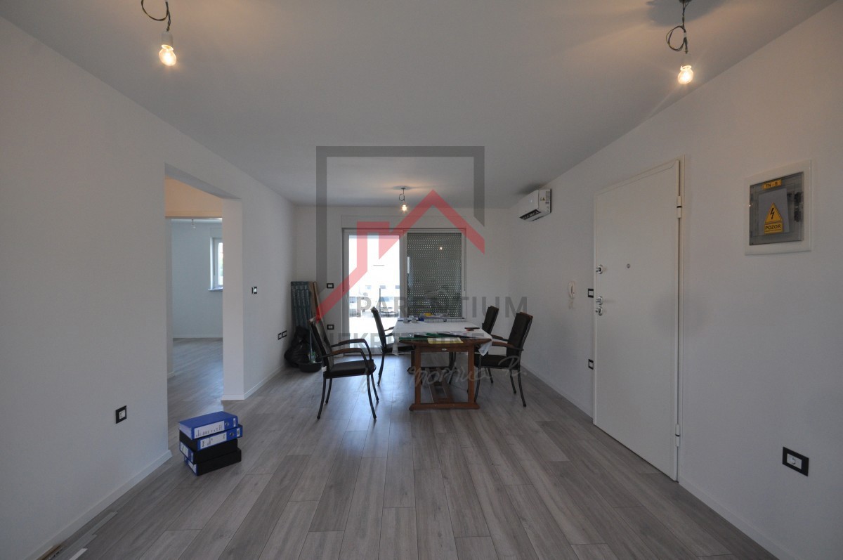 Istra, Poreč - Stanovanje v pritličju z vrtom 80 m² in teraso - 59 m² udobja v novogradnji