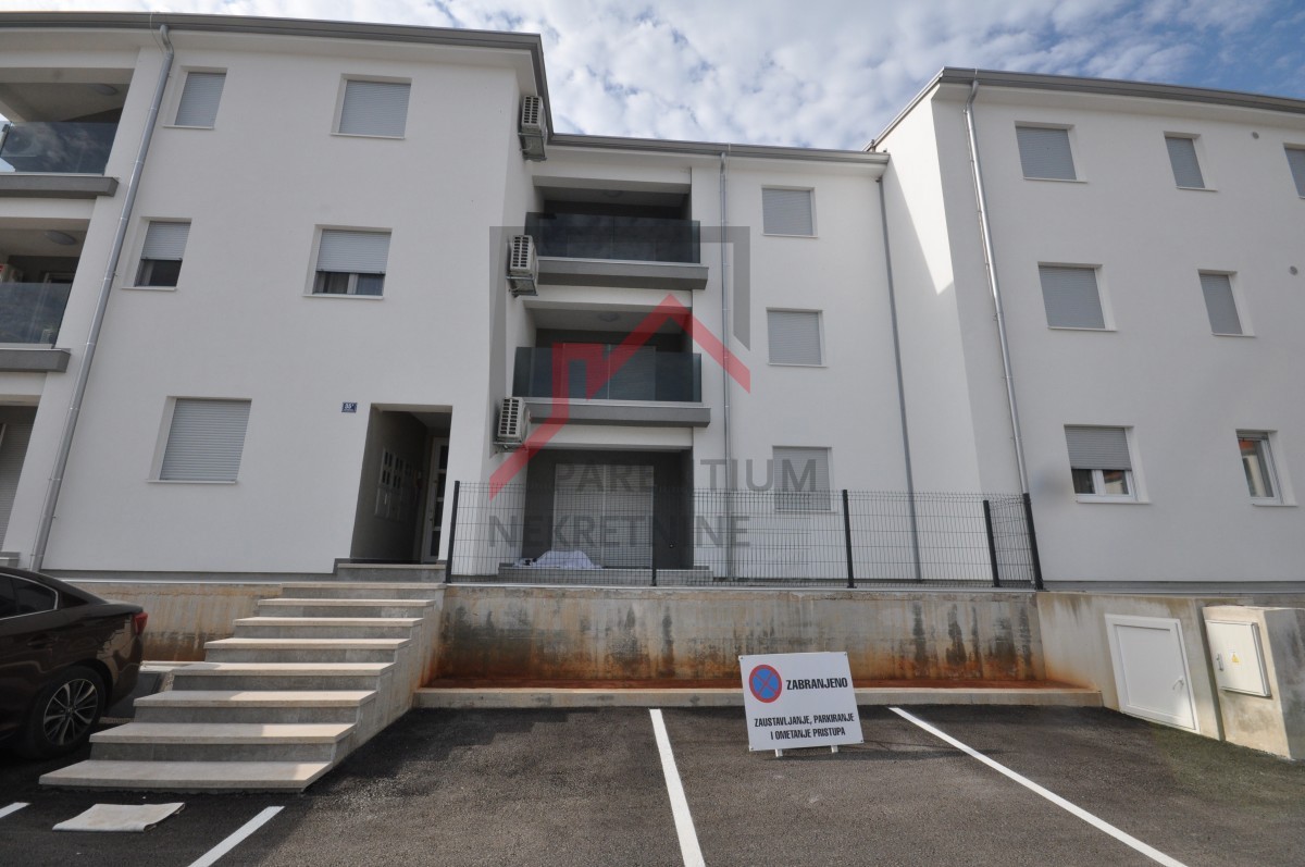 Istra, Poreč - Stanovanje v pritličju z vrtom 80 m² in teraso - 59 m² udobja v novogradnji