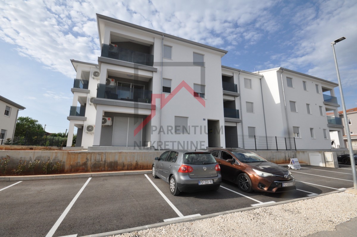 Istra, Poreč - Stanovanje v pritličju z vrtom 80 m² in teraso - 59 m² udobja v novogradnji