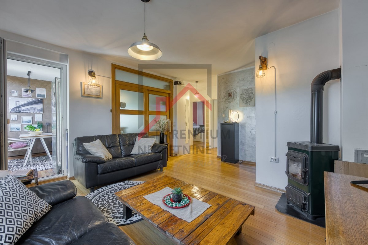 Pritlično stanovanje z dvoriščem, dvema spalnicama in opremljeno