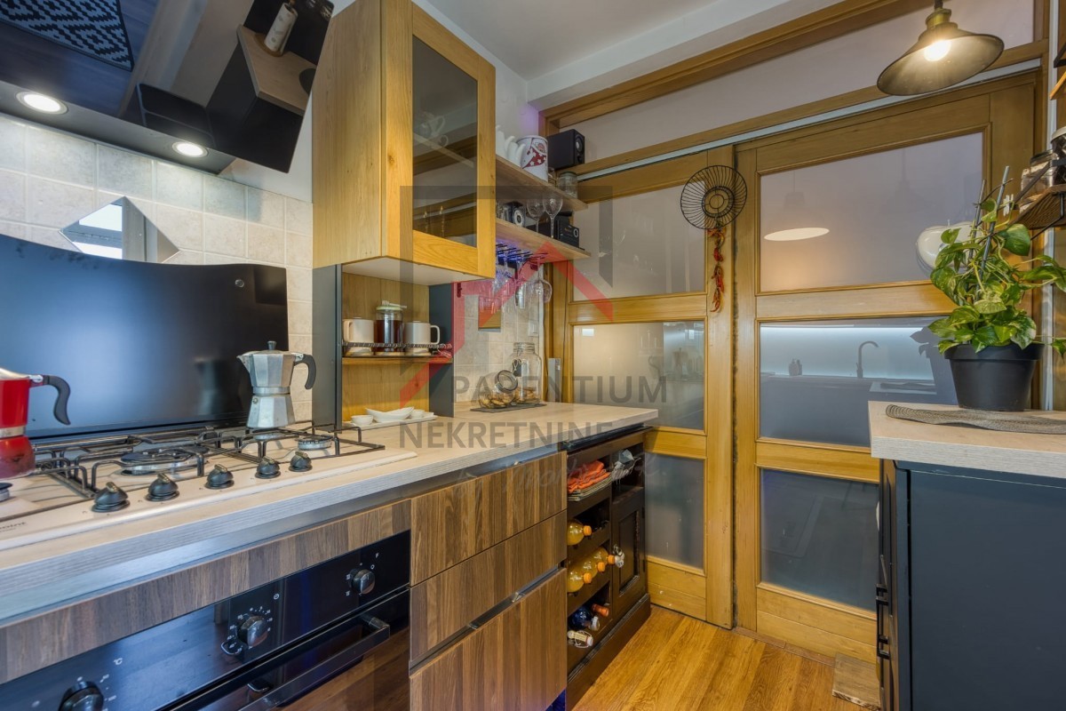 Pritlično stanovanje z dvoriščem, dvema spalnicama in opremljeno