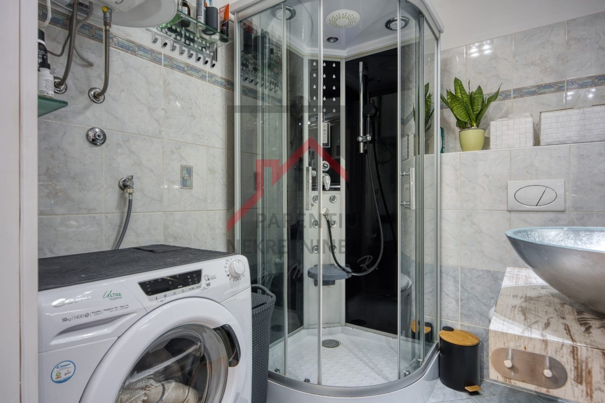 Pritlično stanovanje z dvoriščem, dvema spalnicama in opremljeno