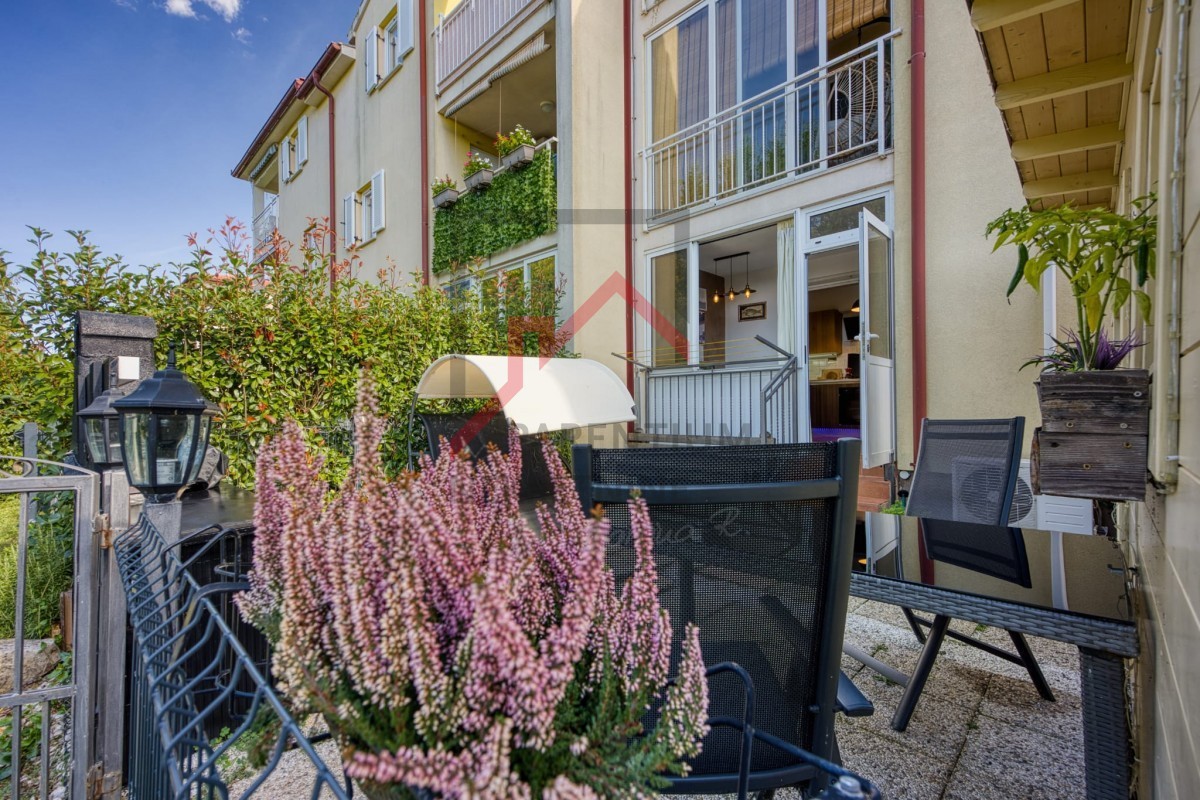 Pritlično stanovanje z dvoriščem, dvema spalnicama in opremljeno