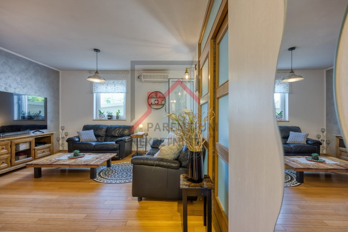 Pritlično stanovanje z dvoriščem, dvema spalnicama in opremljeno