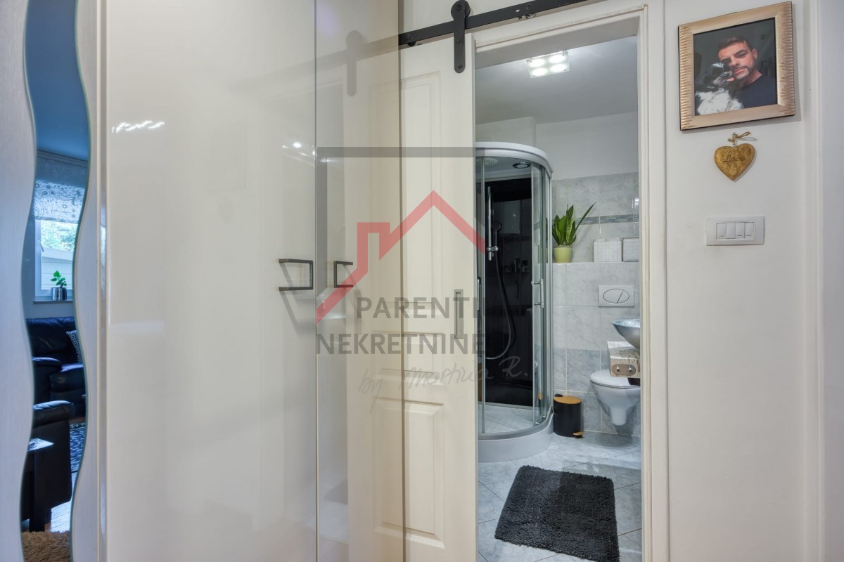 Pritlično stanovanje z dvoriščem, dvema spalnicama in opremljeno