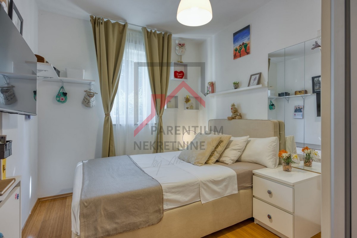 Pritlično stanovanje z dvoriščem, dvema spalnicama in opremljeno