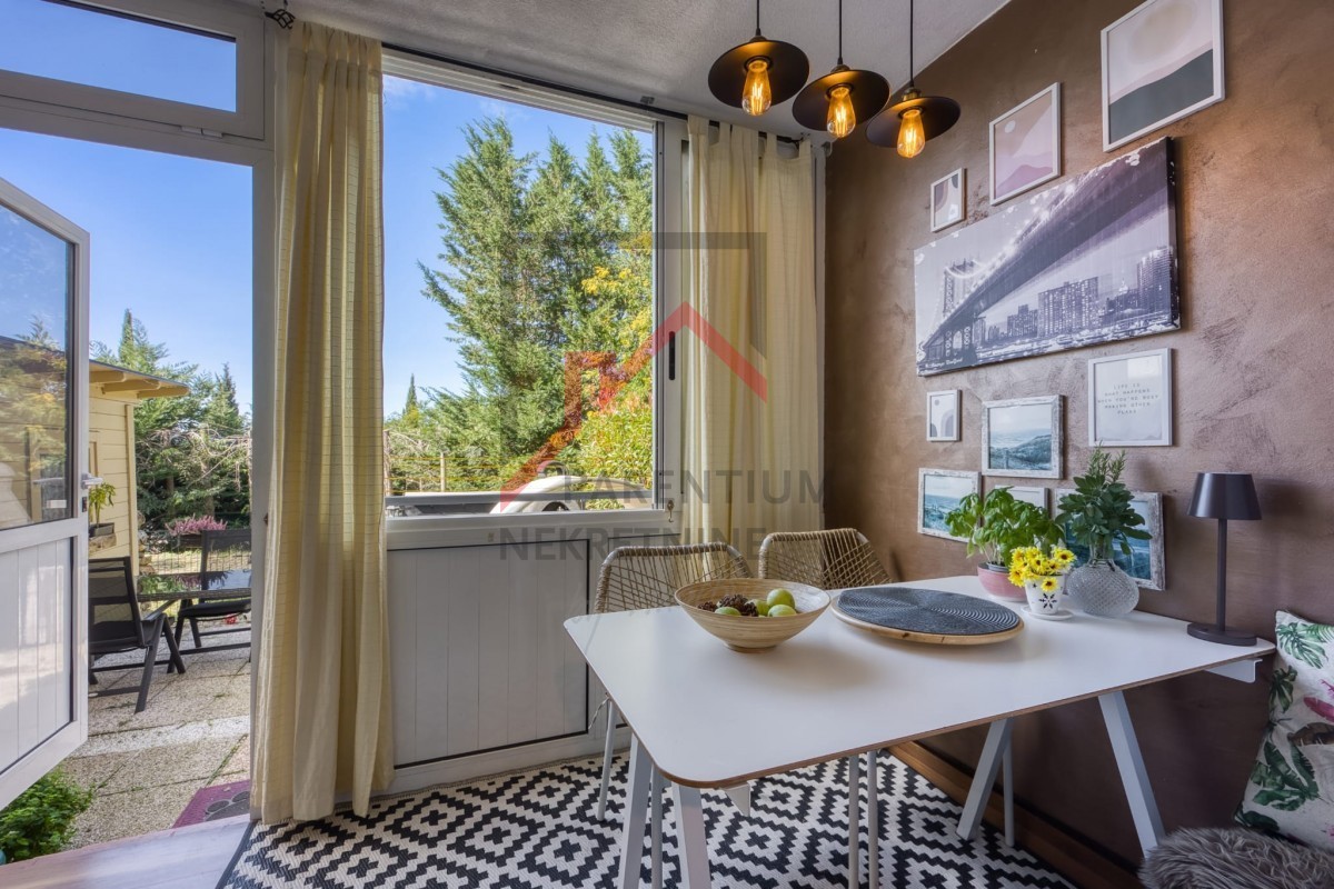 Pritlično stanovanje z dvoriščem, dvema spalnicama in opremljeno