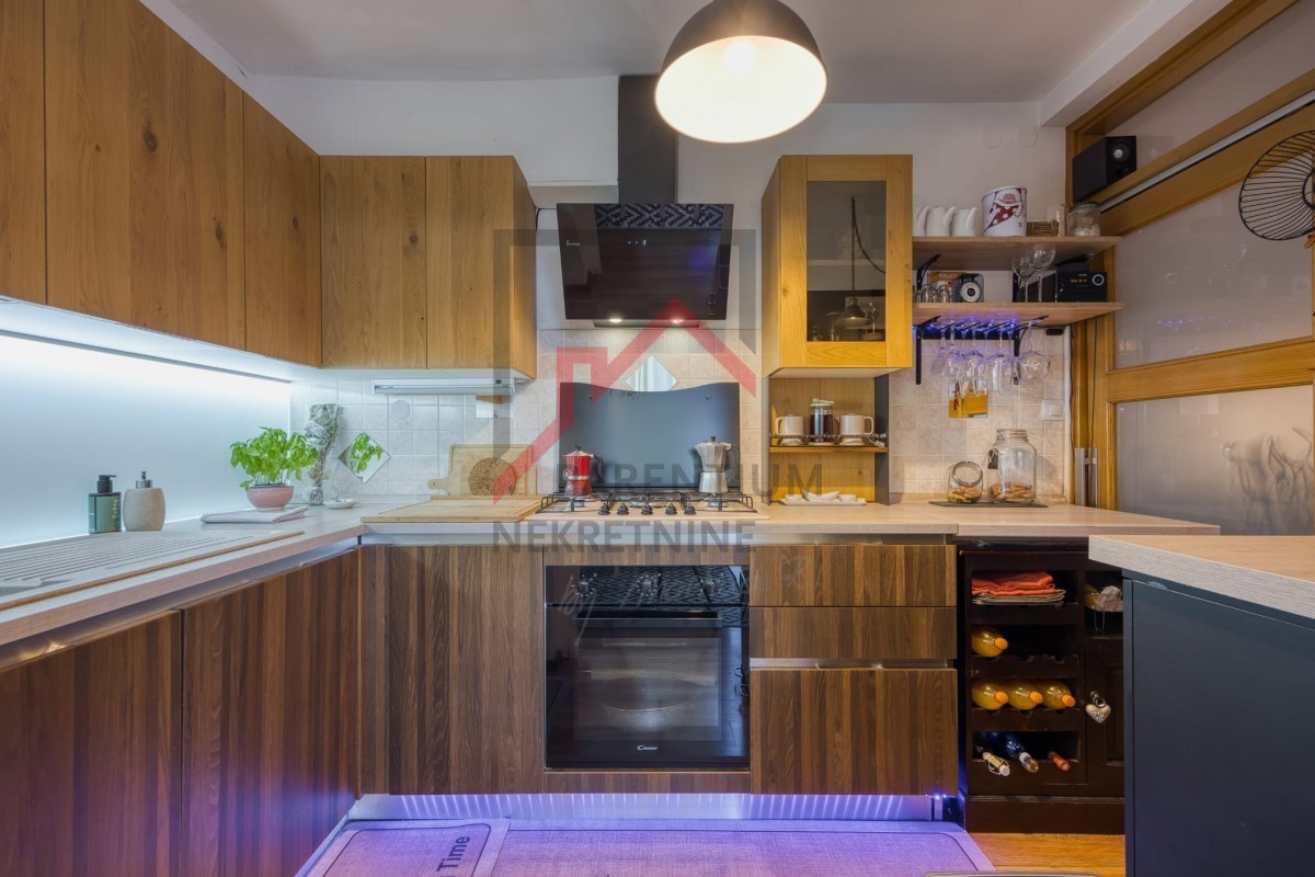 Pritlično stanovanje z dvoriščem, dvema spalnicama in opremljeno