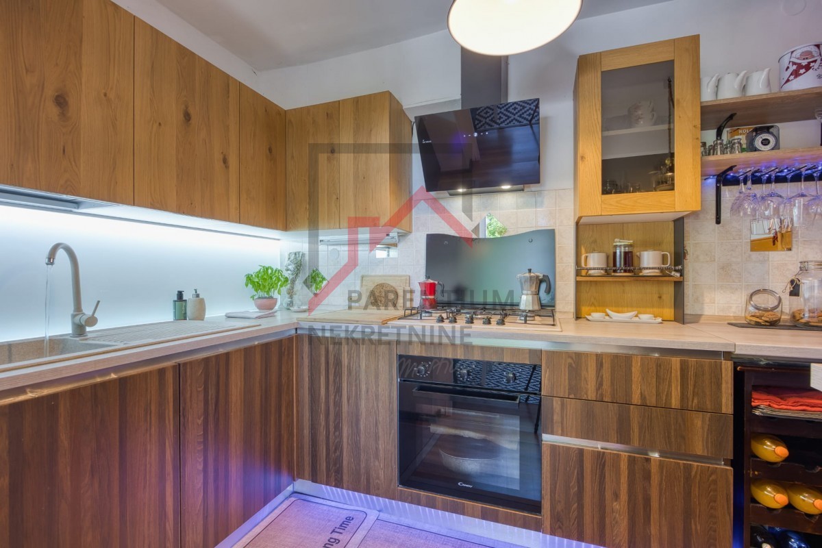 Pritlično stanovanje z dvoriščem, dvema spalnicama in opremljeno