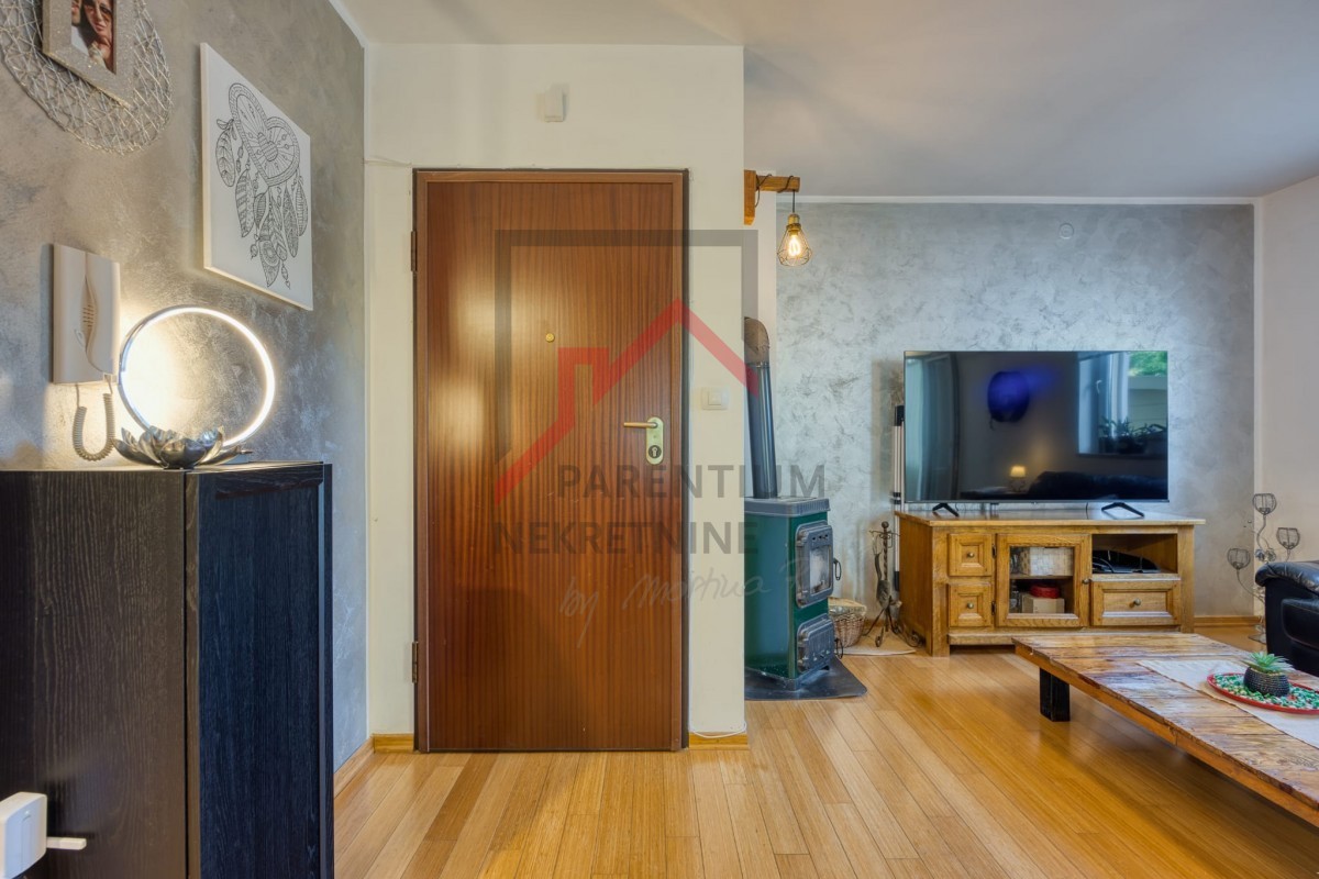 Pritlično stanovanje z dvoriščem, dvema spalnicama in opremljeno