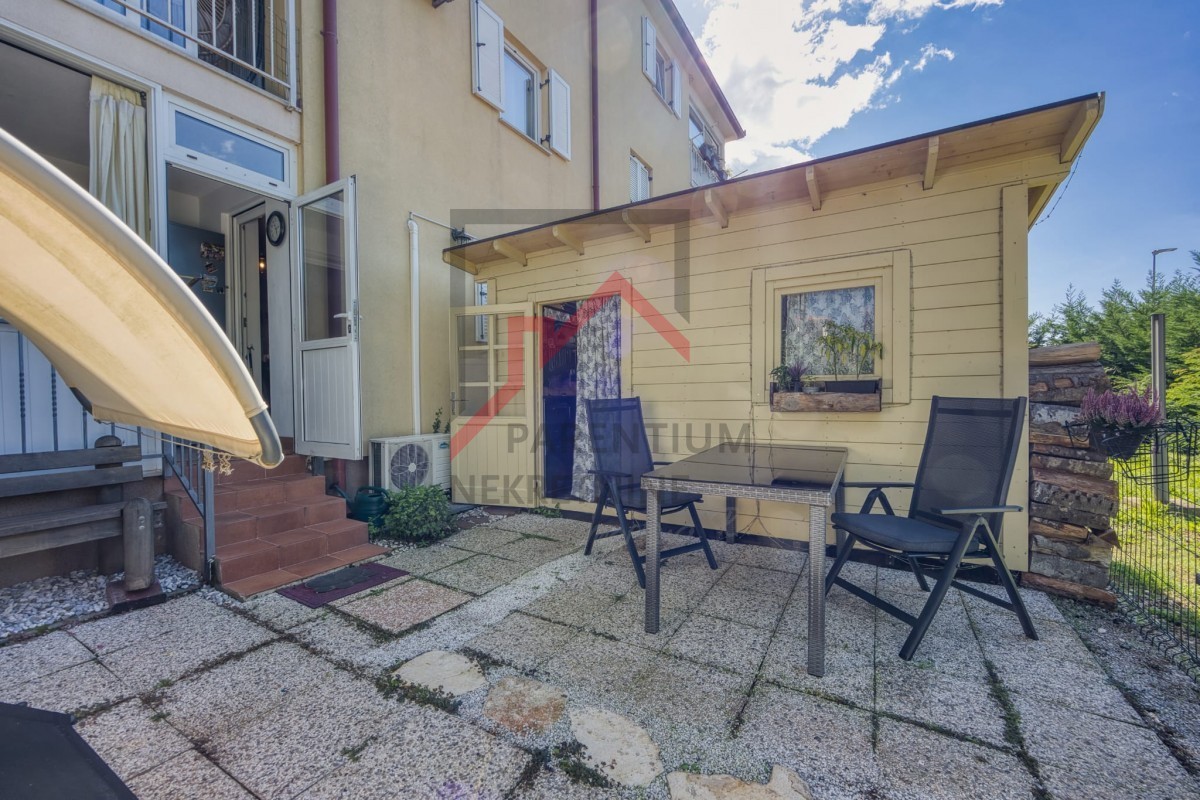 Pritlično stanovanje z dvoriščem, dvema spalnicama in opremljeno