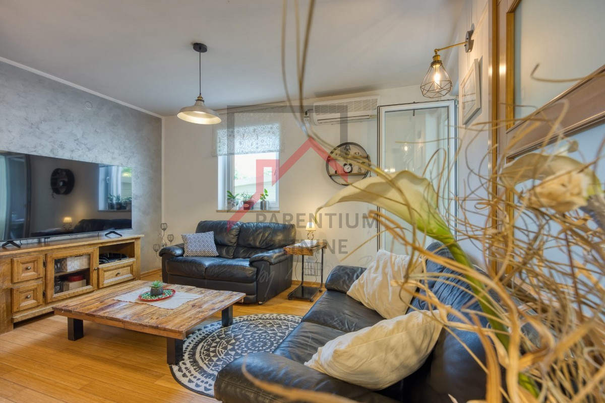 Pritlično stanovanje z dvoriščem, dvema spalnicama in opremljeno