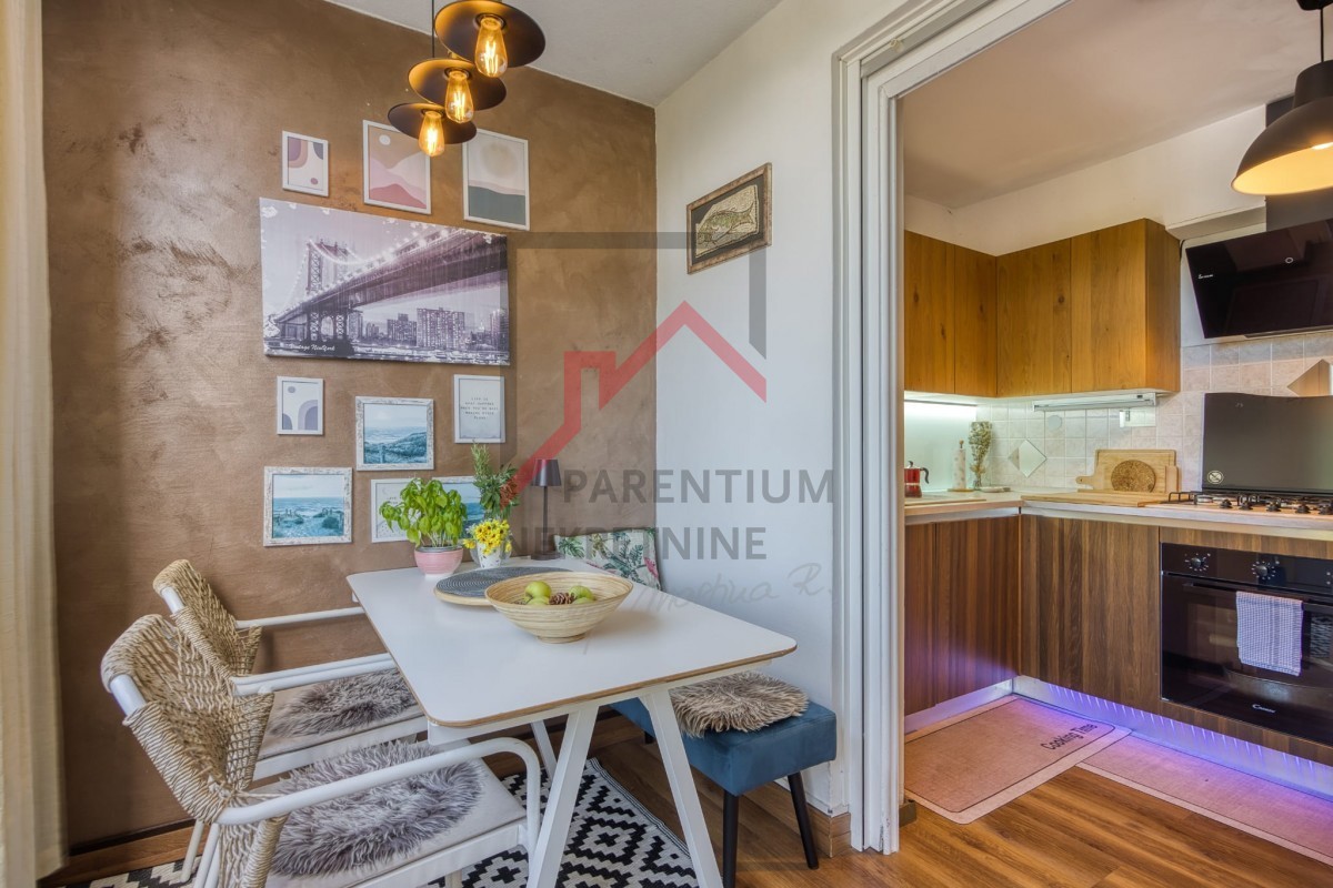 Pritlično stanovanje z dvoriščem, dvema spalnicama in opremljeno