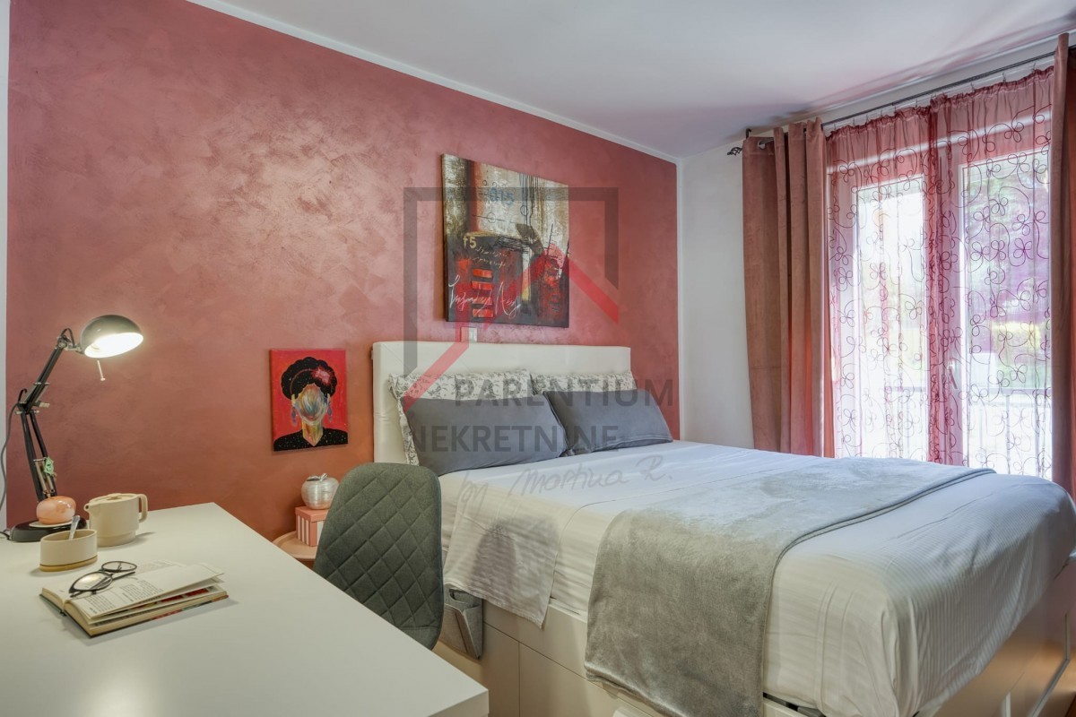 Pritlično stanovanje z dvoriščem, dvema spalnicama in opremljeno