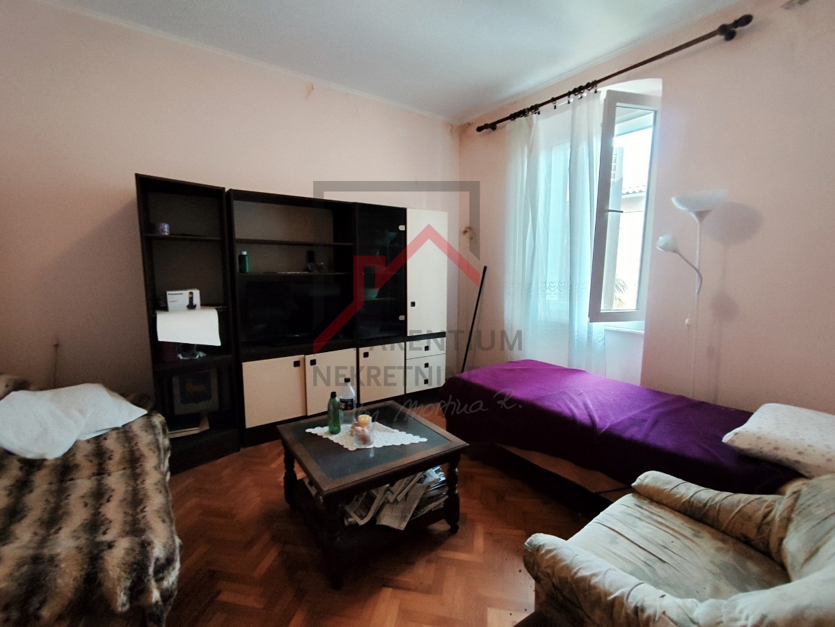 Istra, center Poreča - Stanovanje ob morju za popolno prenovo