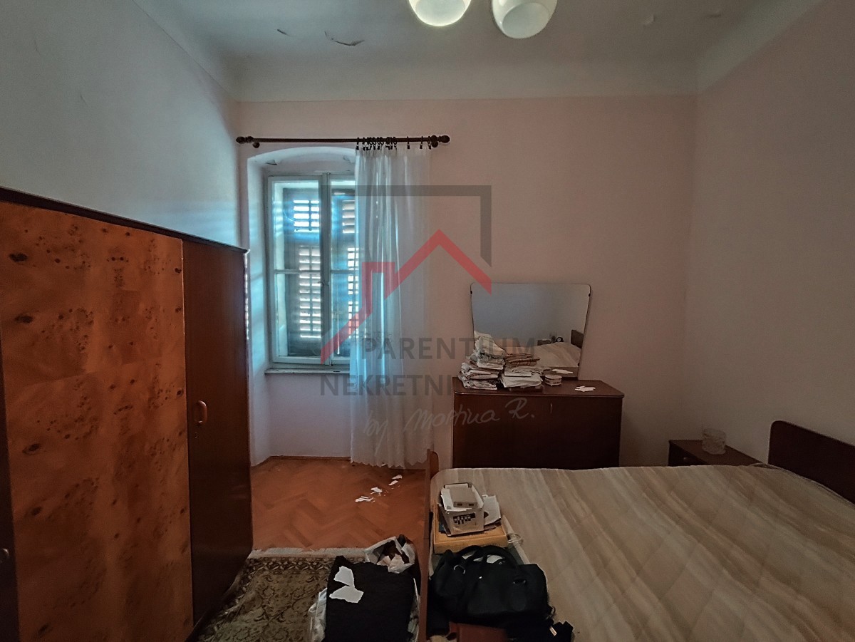 Istra, center Poreča - Stanovanje ob morju za popolno prenovo