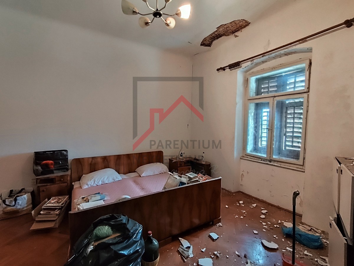 Istra, center Poreča - Stanovanje ob morju za popolno prenovo