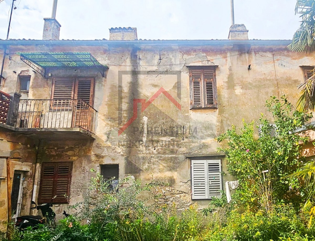 Istra, center Poreča - Stanovanje ob morju za popolno prenovo