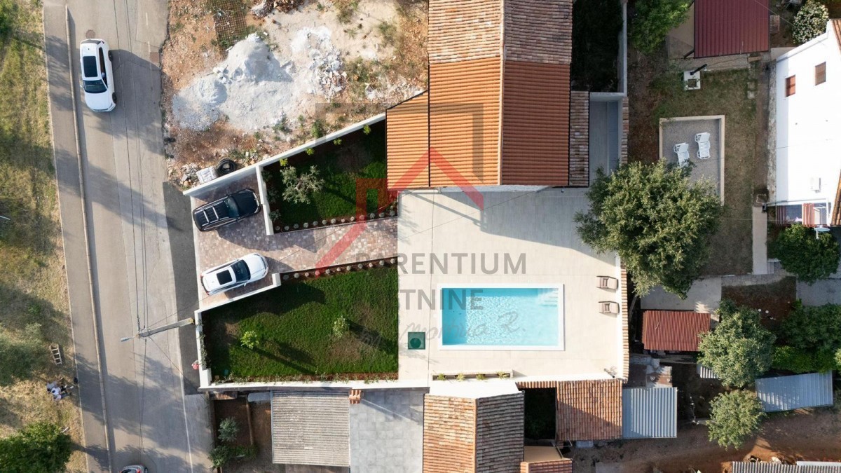 Istra, območje Poreča - Elegantna kamnita hiša z bazenom, zasebnostjo in vrhunsko dekoracijo