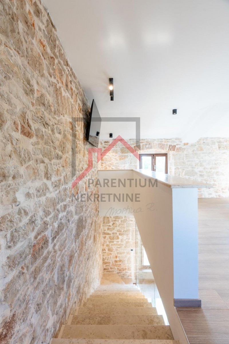 Istra, območje Poreča - Elegantna kamnita hiša z bazenom, zasebnostjo in vrhunsko dekoracijo