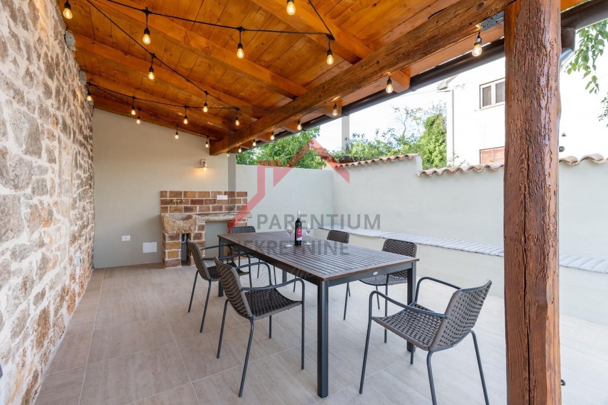 Istra, območje Poreča - Elegantna kamnita hiša z bazenom, zasebnostjo in vrhunsko dekoracijo