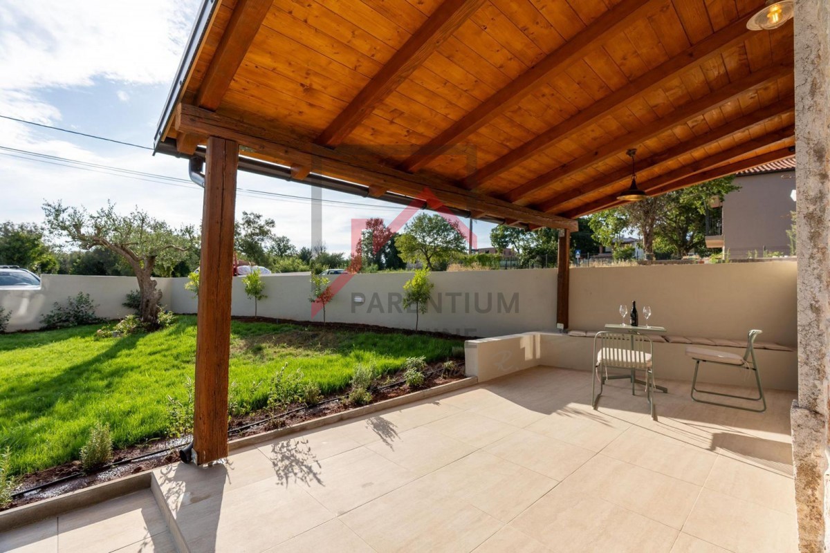 Istra, območje Poreča - Elegantna kamnita hiša z bazenom, zasebnostjo in vrhunsko dekoracijo